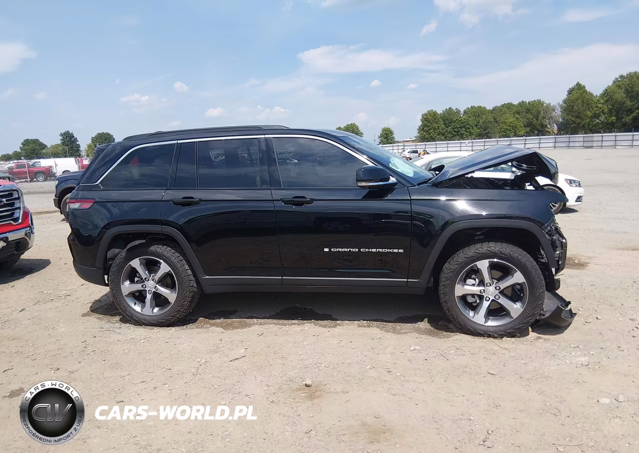2025 Jeep Grand Cherokee Limited 4X4 VIN:1C4RJHBG4SC337740 - 13
