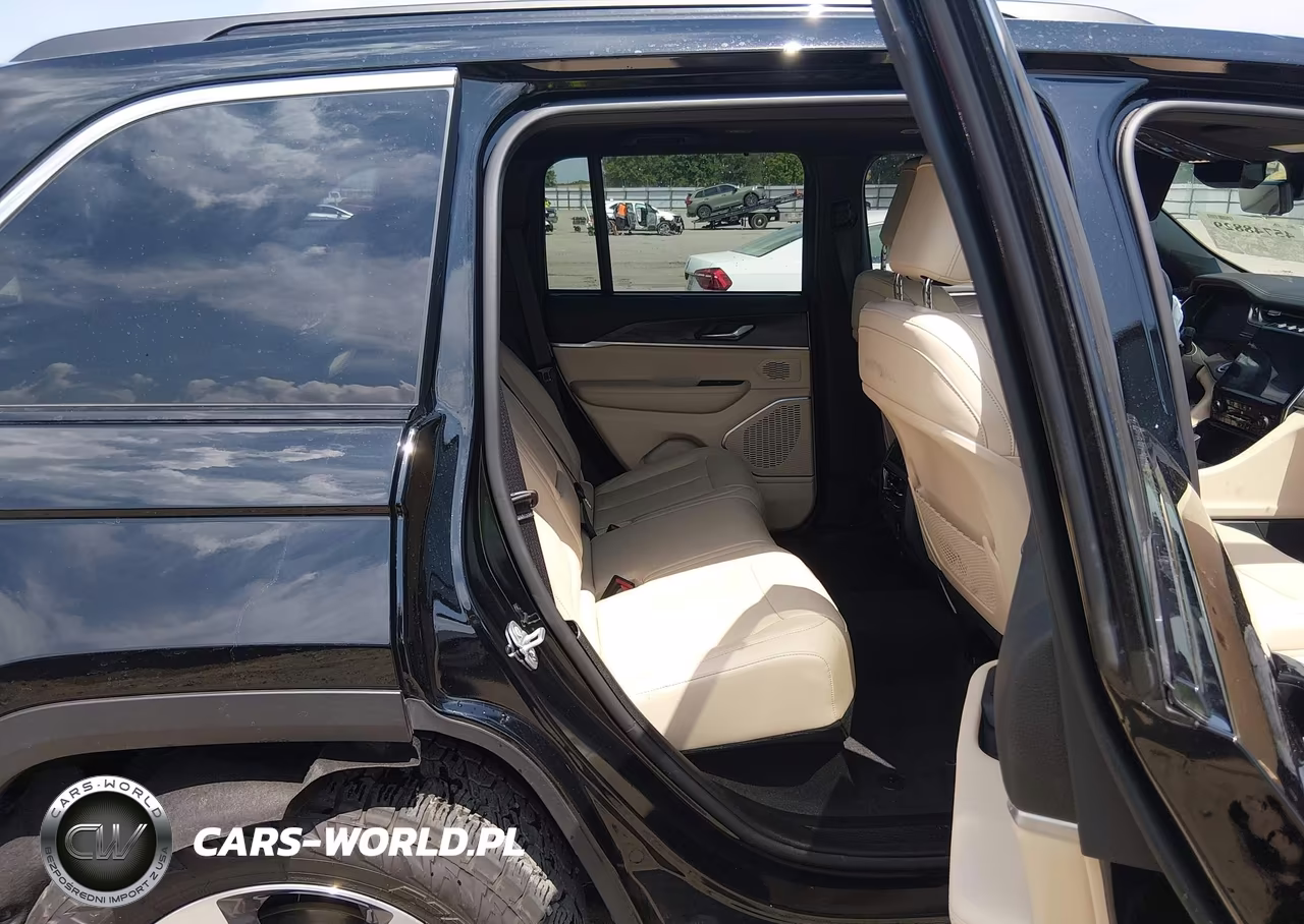 2025 Jeep Grand Cherokee Limited 4X4 VIN:1C4RJHBG4SC337740 - 8