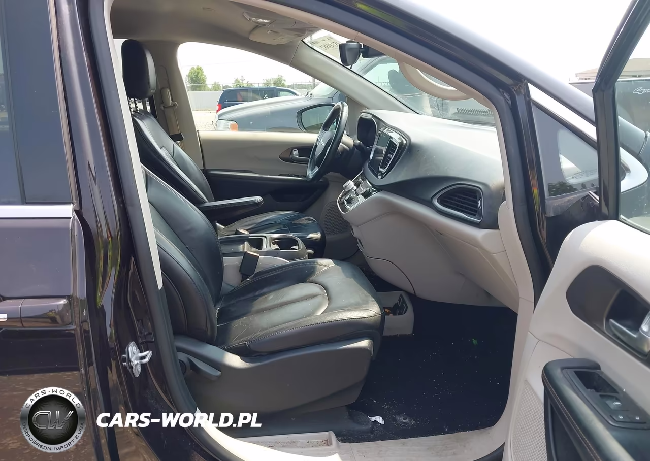 2017 Chrysler Pacifica Touring-L VIN:2C4RC1BG0HR656442 - 5