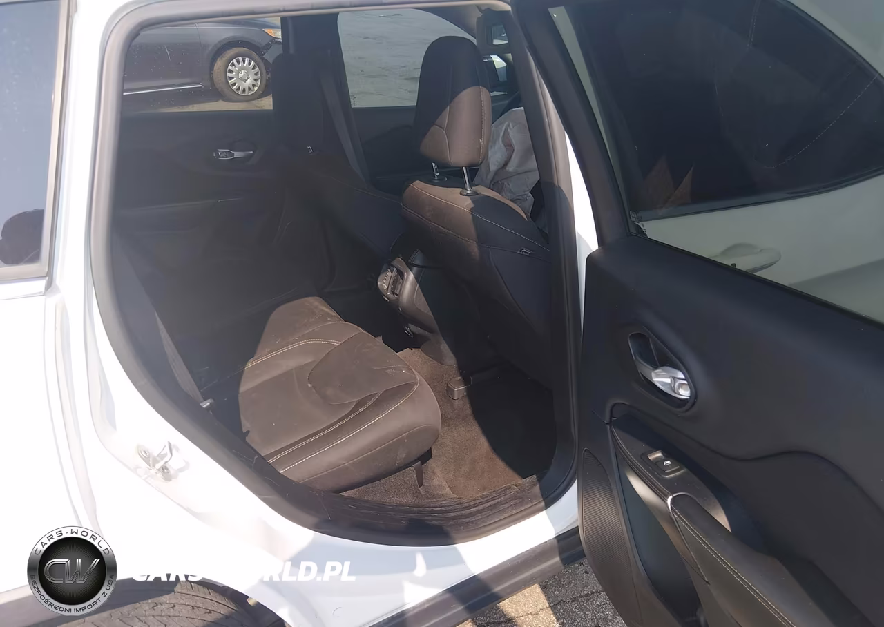2016 Jeep Cherokee Latitude VIN:1C4PJLCB9GW125631 - 8