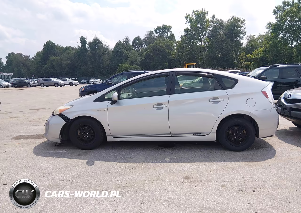 2013 Toyota Prius Two VIN:JTDKN3DU8D5573195 - 14