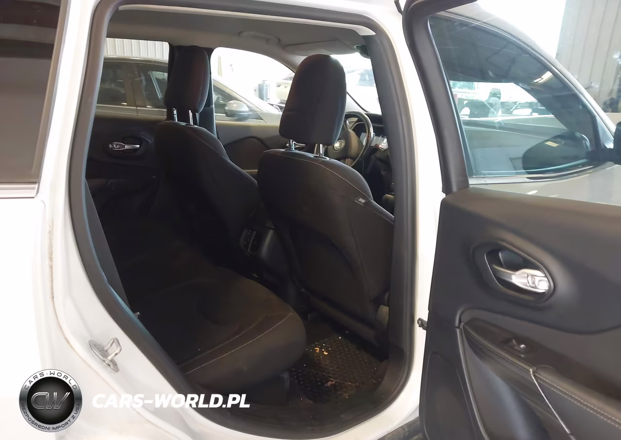 2016 Jeep Cherokee Latitude VIN:1C4PJLCS0GW347376 - 8