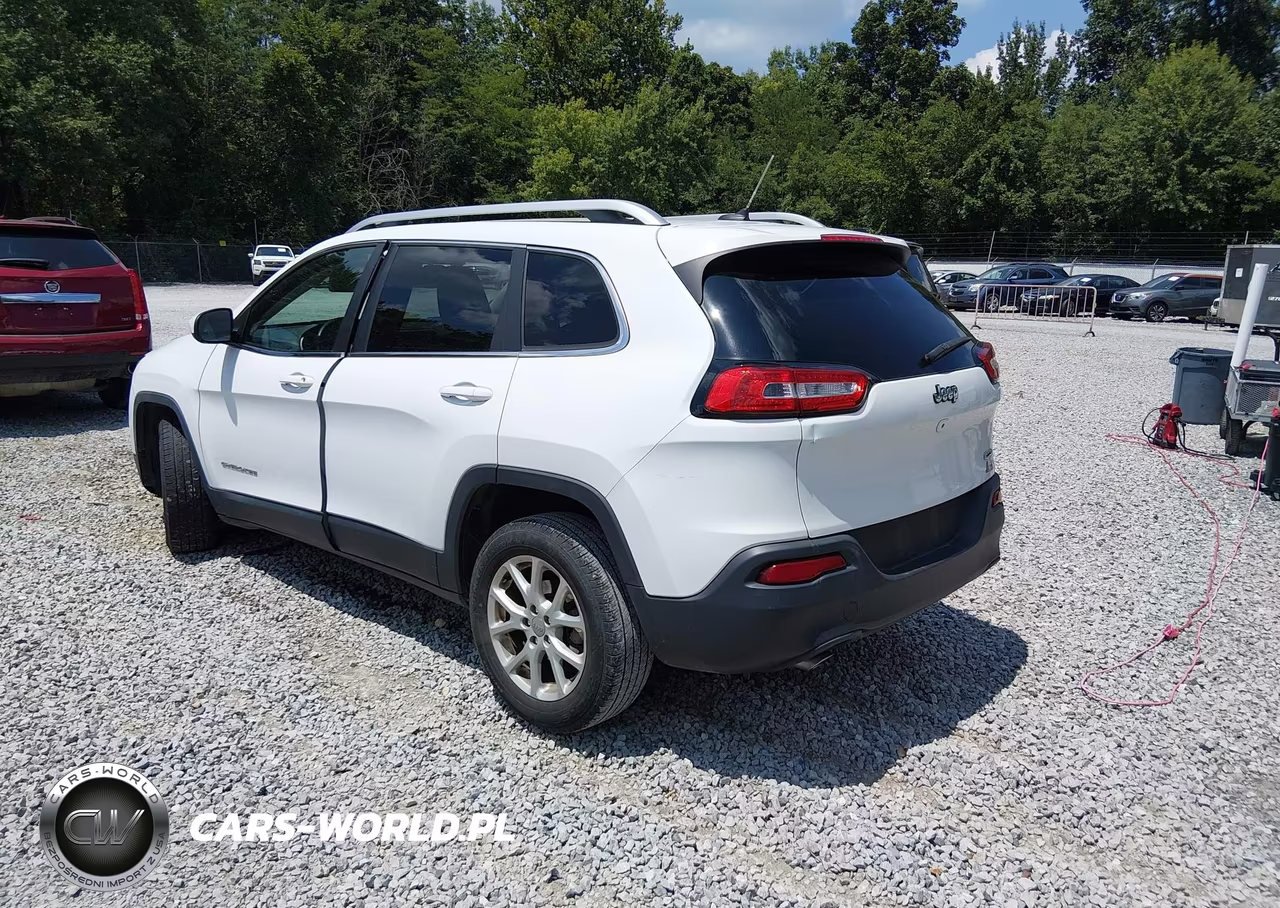 2015 Jeep Cherokee Latitude VIN:1C4PJLCB1FW694651 - 3