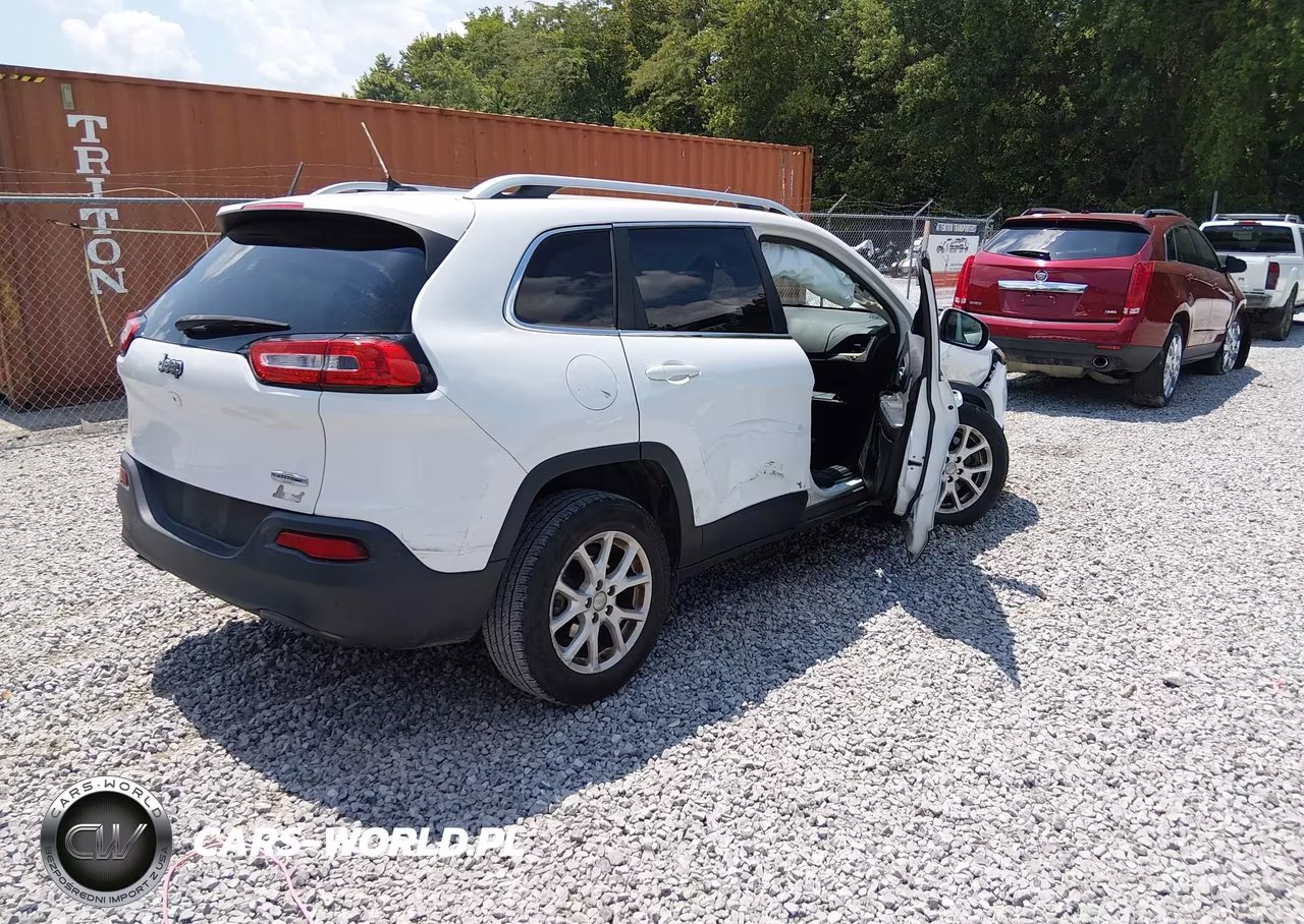 2015 Jeep Cherokee Latitude VIN:1C4PJLCB1FW694651 - 4