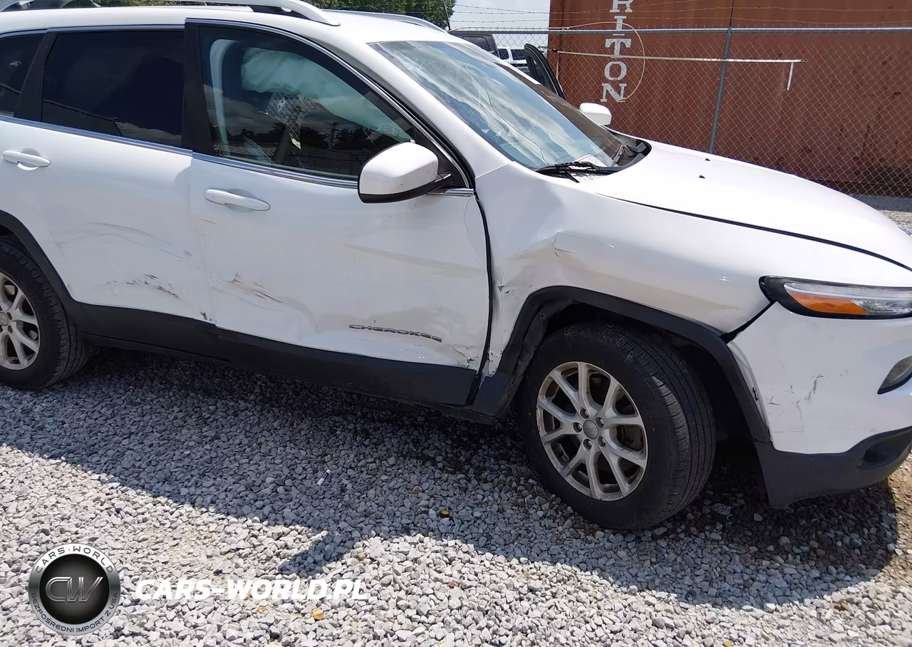 2015 Jeep Cherokee Latitude VIN:1C4PJLCB1FW694651 - 6