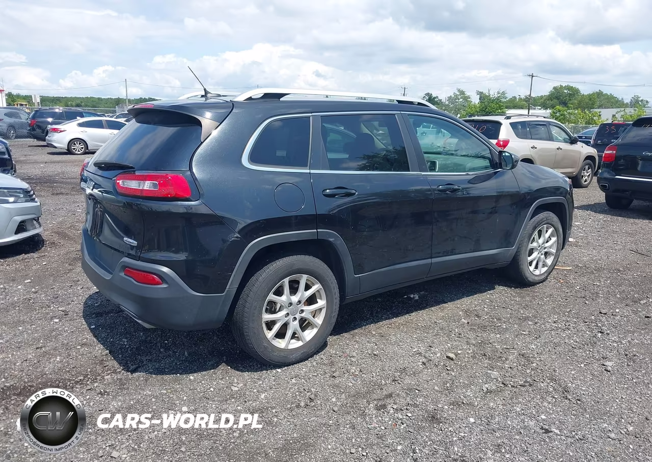 2015 Jeep Cherokee Latitude VIN:1C4PJMCS8FW625266 - 4