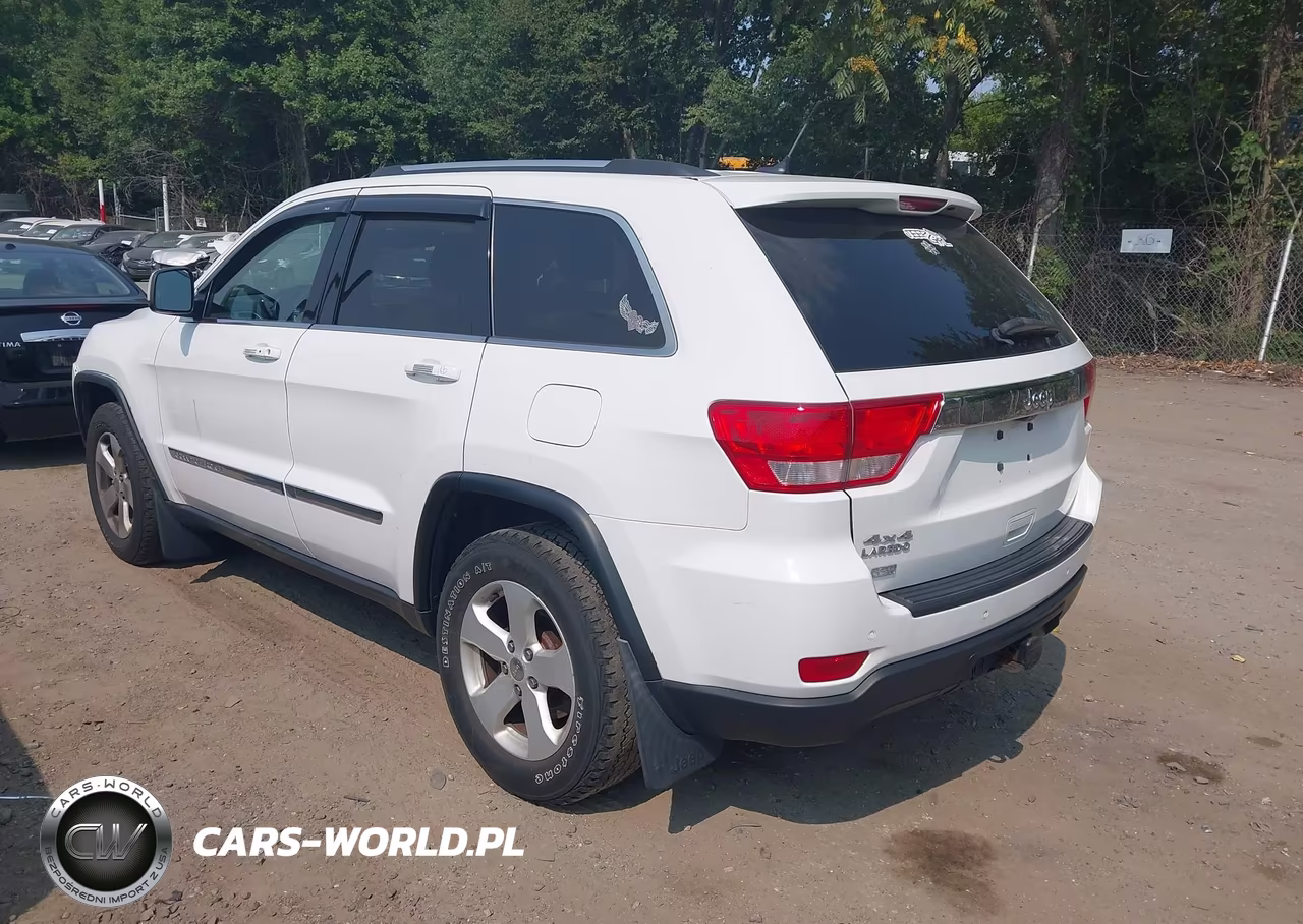 2013 Jeep Grand Cherokee Laredo VIN:1C4RJFAG4DC583633 - 3