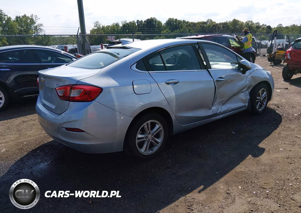 2018 Chevrolet Cruze Lt Auto VIN:1G1BE5SM9J7221881 - 4