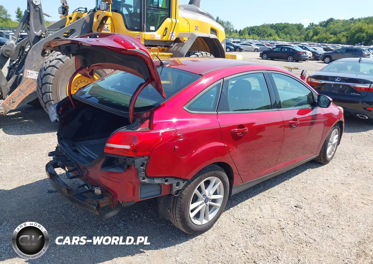 2017 Ford Focus Se VIN:1FADP3F26HL346609 - 4