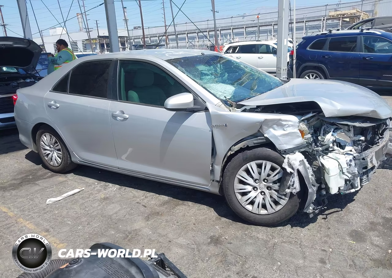 2014 Toyota Camry Hybrid Le – zdjęcie 1 z 17