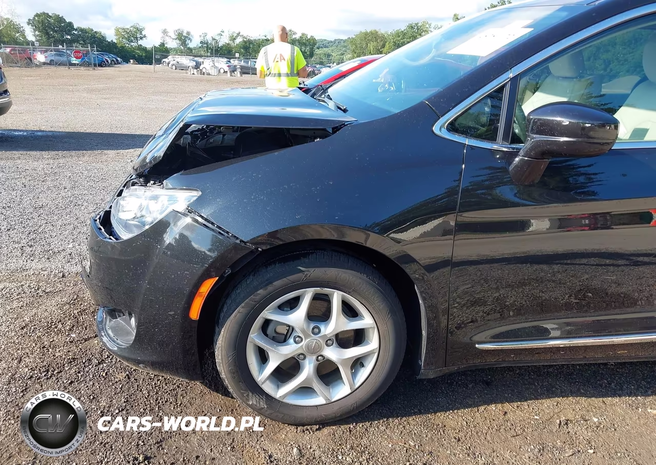 2018 Chrysler Pacifica Touring L VIN:2C4RC1BG2JR112322 - 19