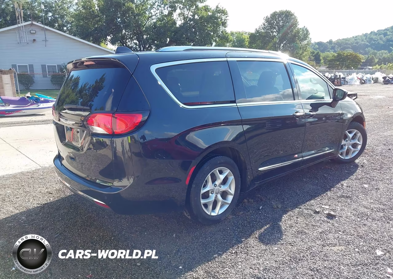 2018 Chrysler Pacifica Touring L VIN:2C4RC1BG2JR112322 - 4