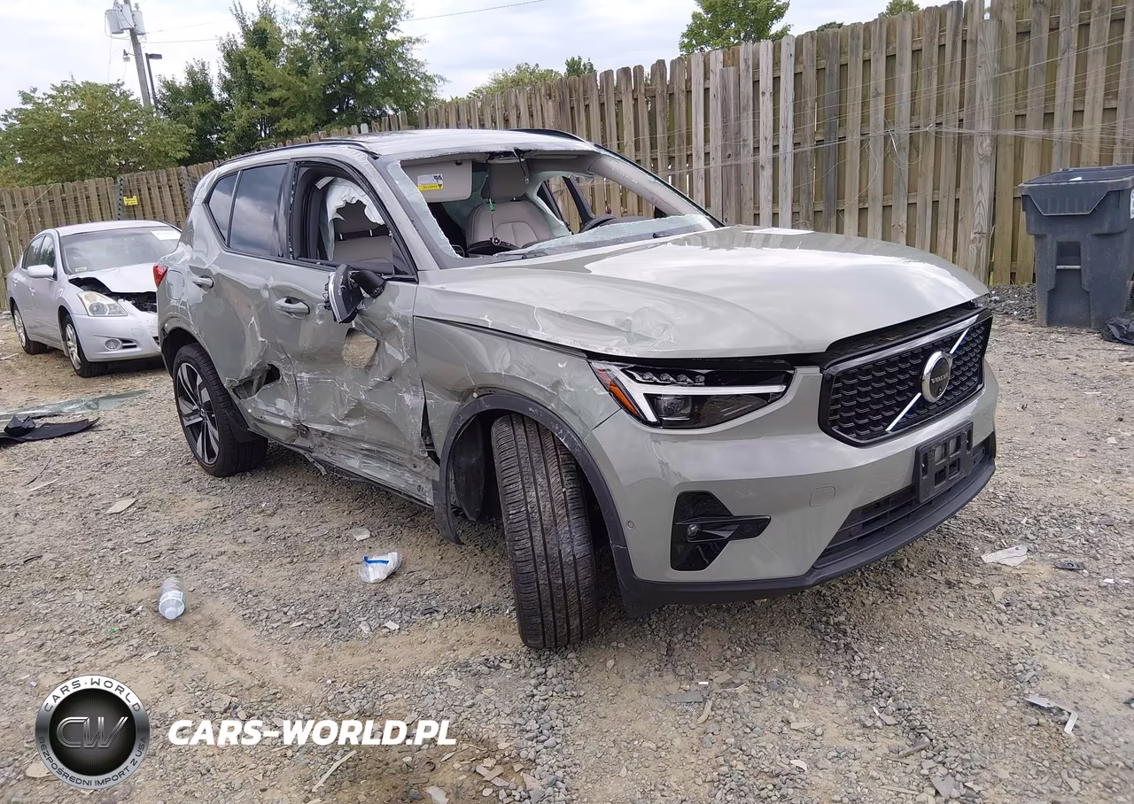 2025 Volvo Xc40 B5 Plus Dark Theme – zdjęcie 1 z 16