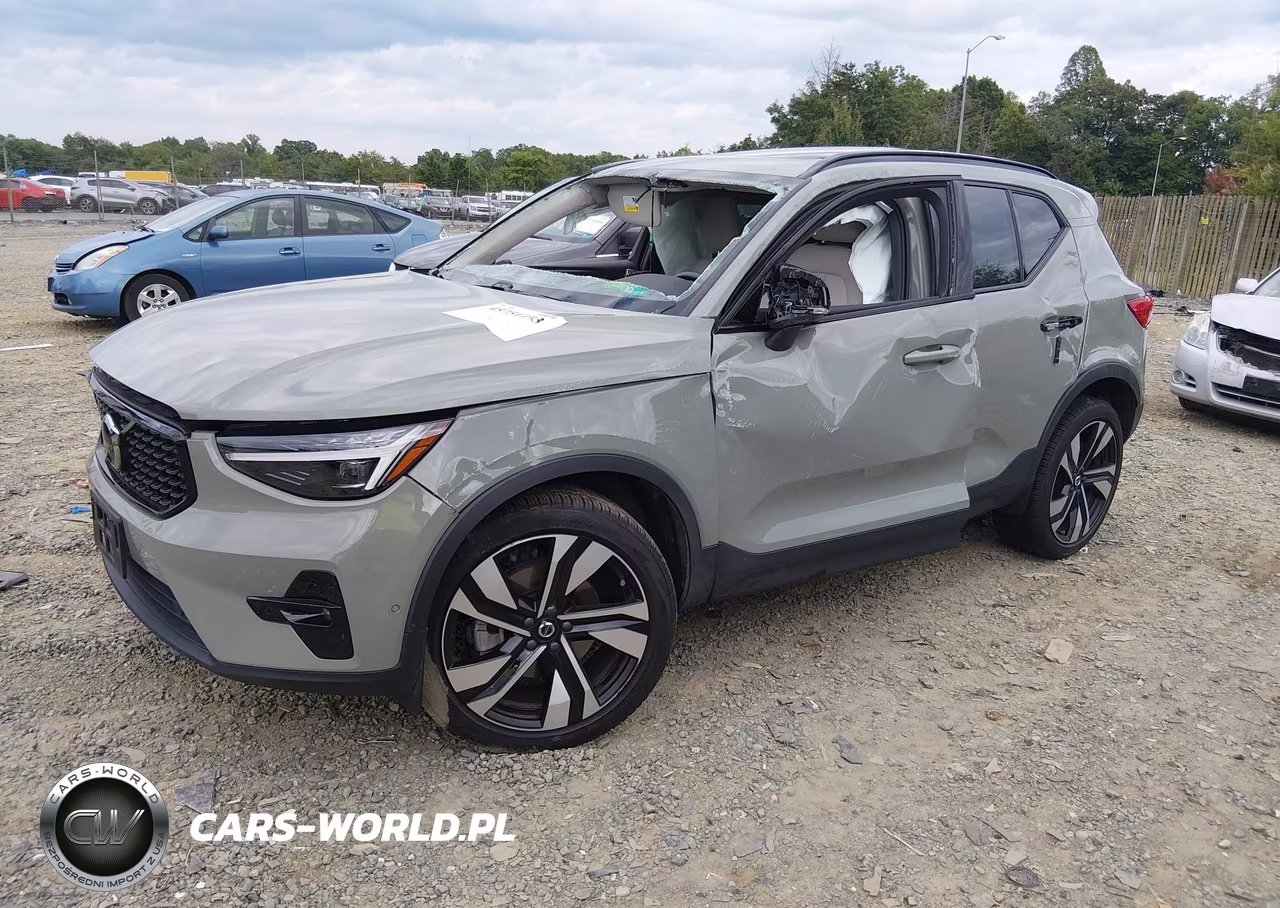 2025 Volvo Xc40 B5 Plus Dark Theme VIN:YV4L12UC7S2542405 - 2