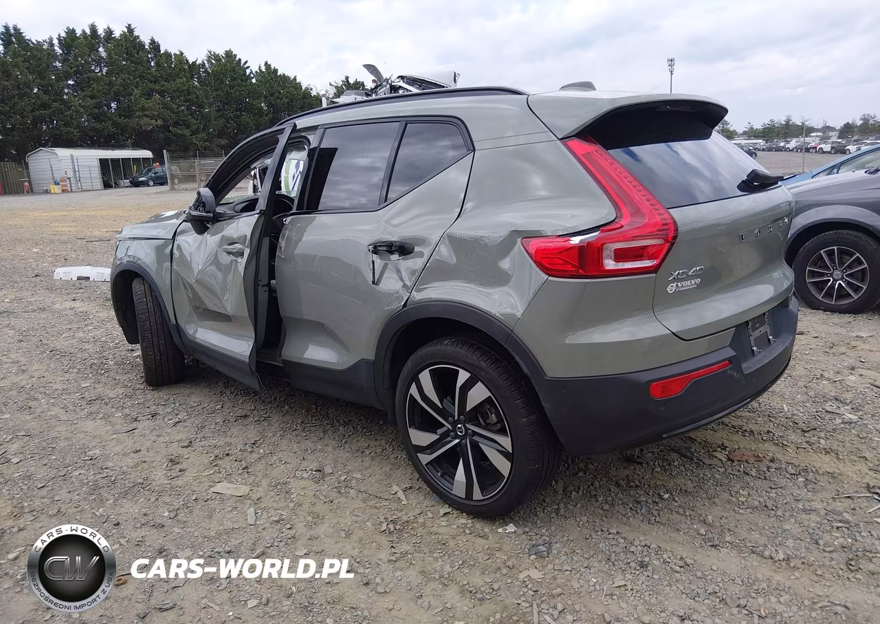 2025 Volvo Xc40 B5 Plus Dark Theme VIN:YV4L12UC7S2542405 - 3