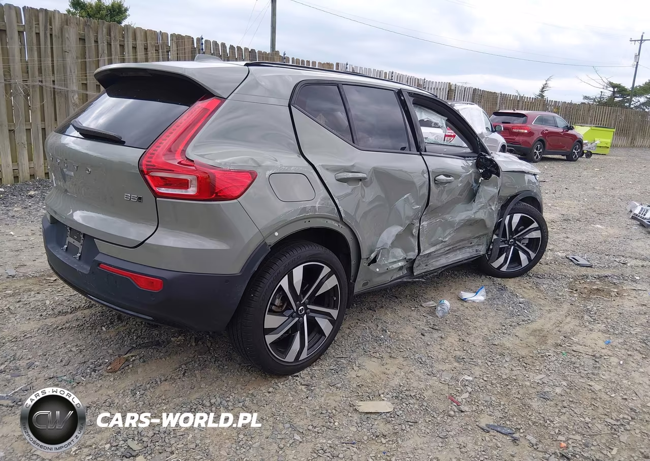 2025 Volvo Xc40 B5 Plus Dark Theme VIN:YV4L12UC7S2542405 - 4