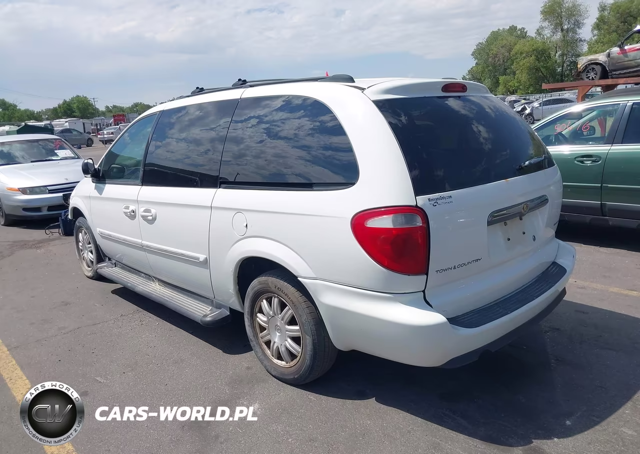 2005 Chrysler Town & Country Touring VIN:2C4GP54L45R469682 - 3