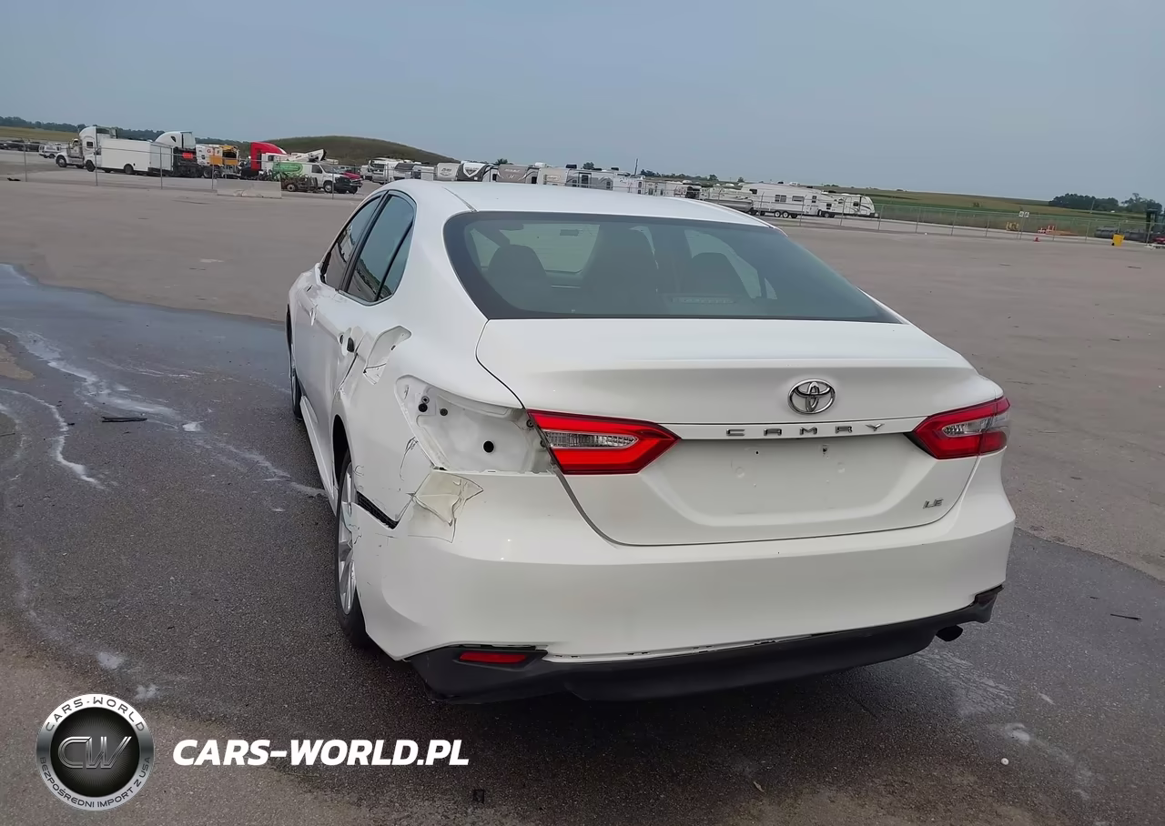 2018 Toyota Camry Le VIN:4T1B11HK2JU603474 - 17
