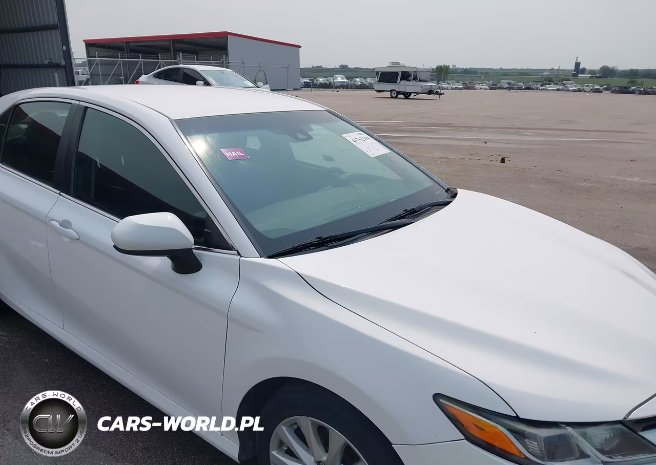 2018 Toyota Camry Le VIN:4T1B11HK2JU603474 - 18