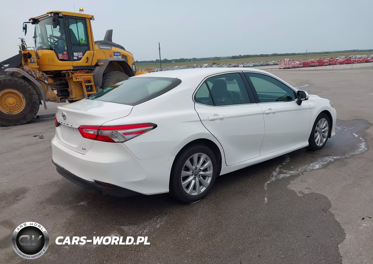 2018 Toyota Camry Le VIN:4T1B11HK2JU603474 - 4