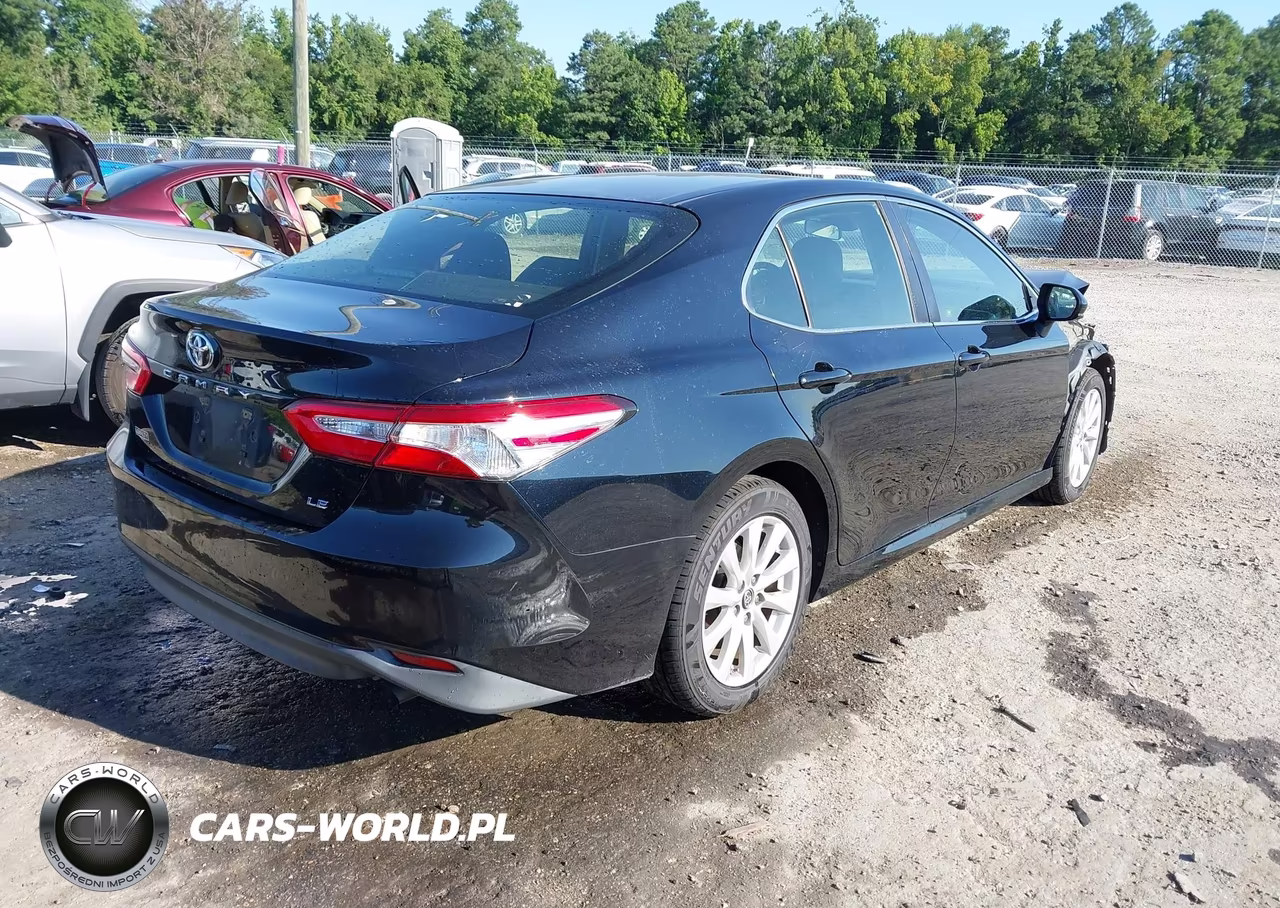 2018 Toyota Camry Le VIN:JTNB11HK8J3030442 - 4