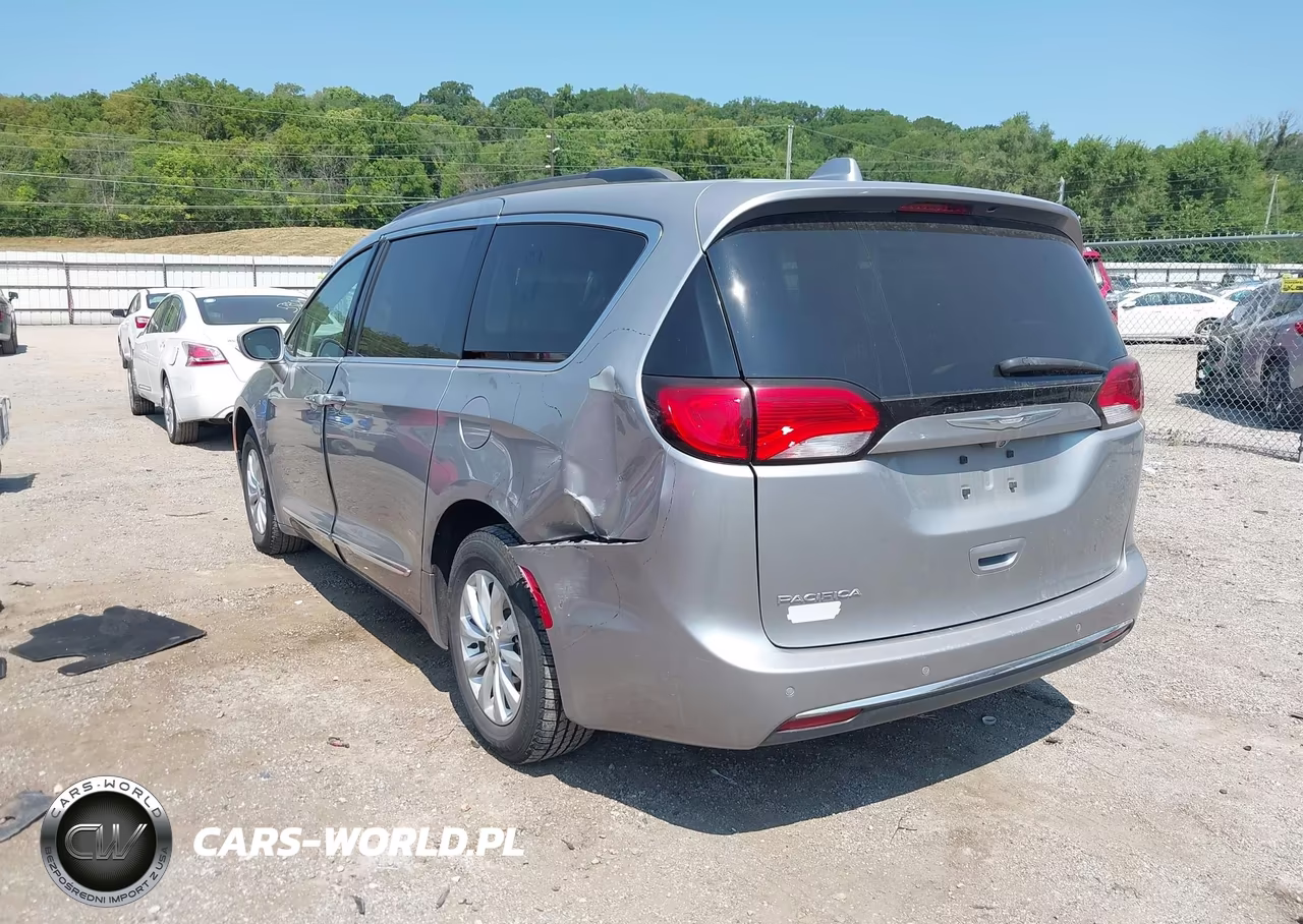2017 Chrysler Pacifica Touring-L VIN:2C4RC1BG5HR543425 - 3