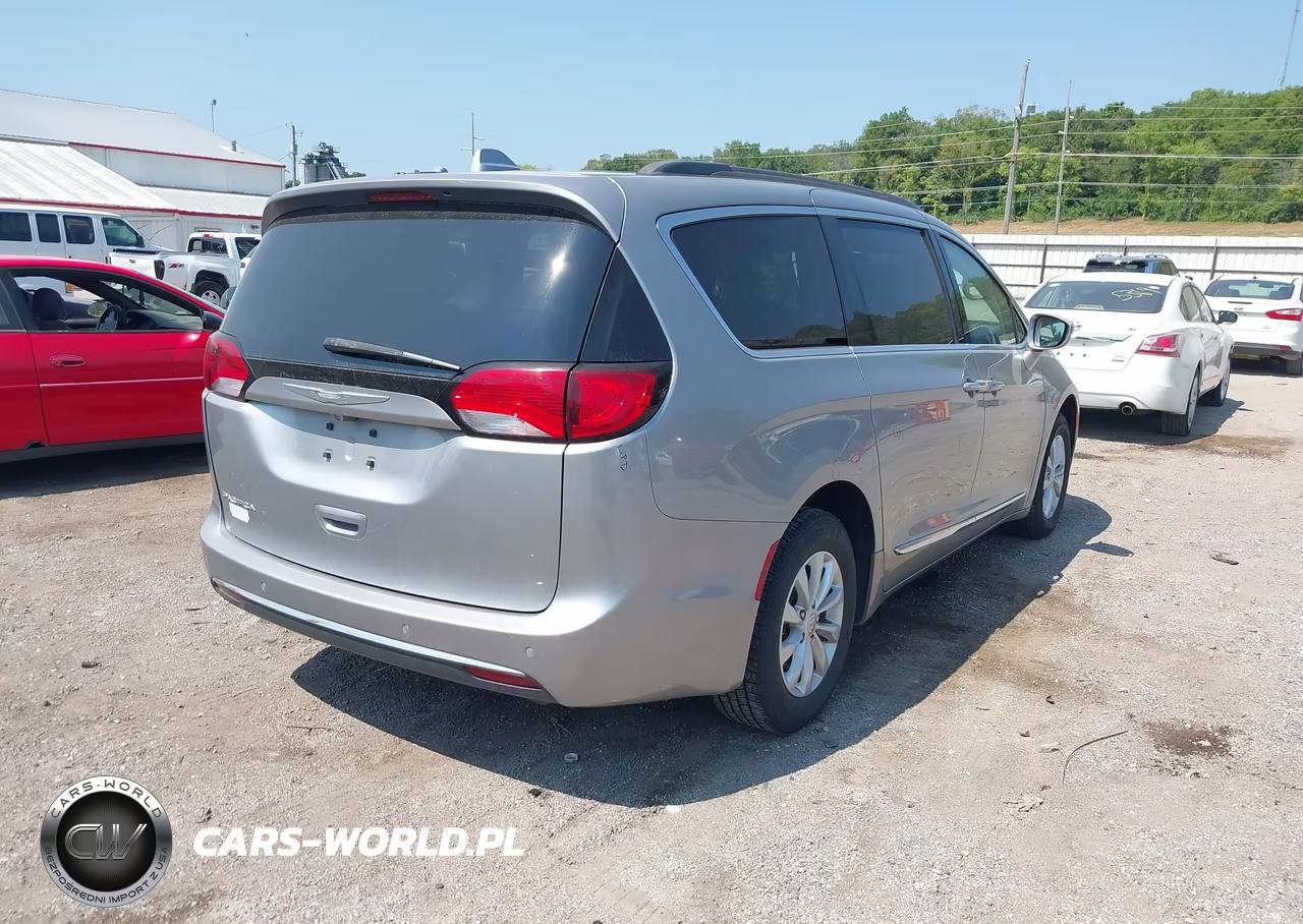 2017 Chrysler Pacifica Touring-L VIN:2C4RC1BG5HR543425 - 4