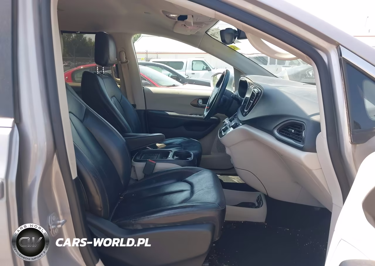 2017 Chrysler Pacifica Touring-L VIN:2C4RC1BG5HR543425 - 5