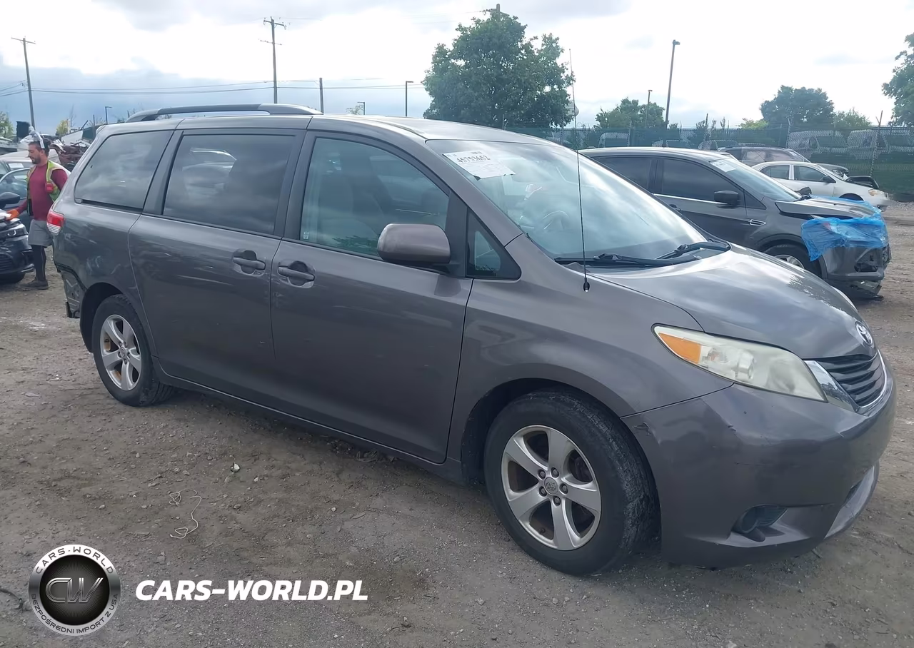 2013 Toyota Sienna Le V6 8 Passenger