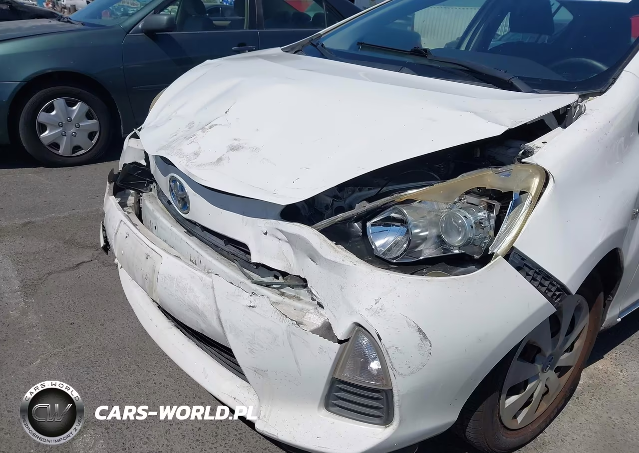 2012 Toyota Prius C Three VIN:JTDKDTB37C1509880 - 6