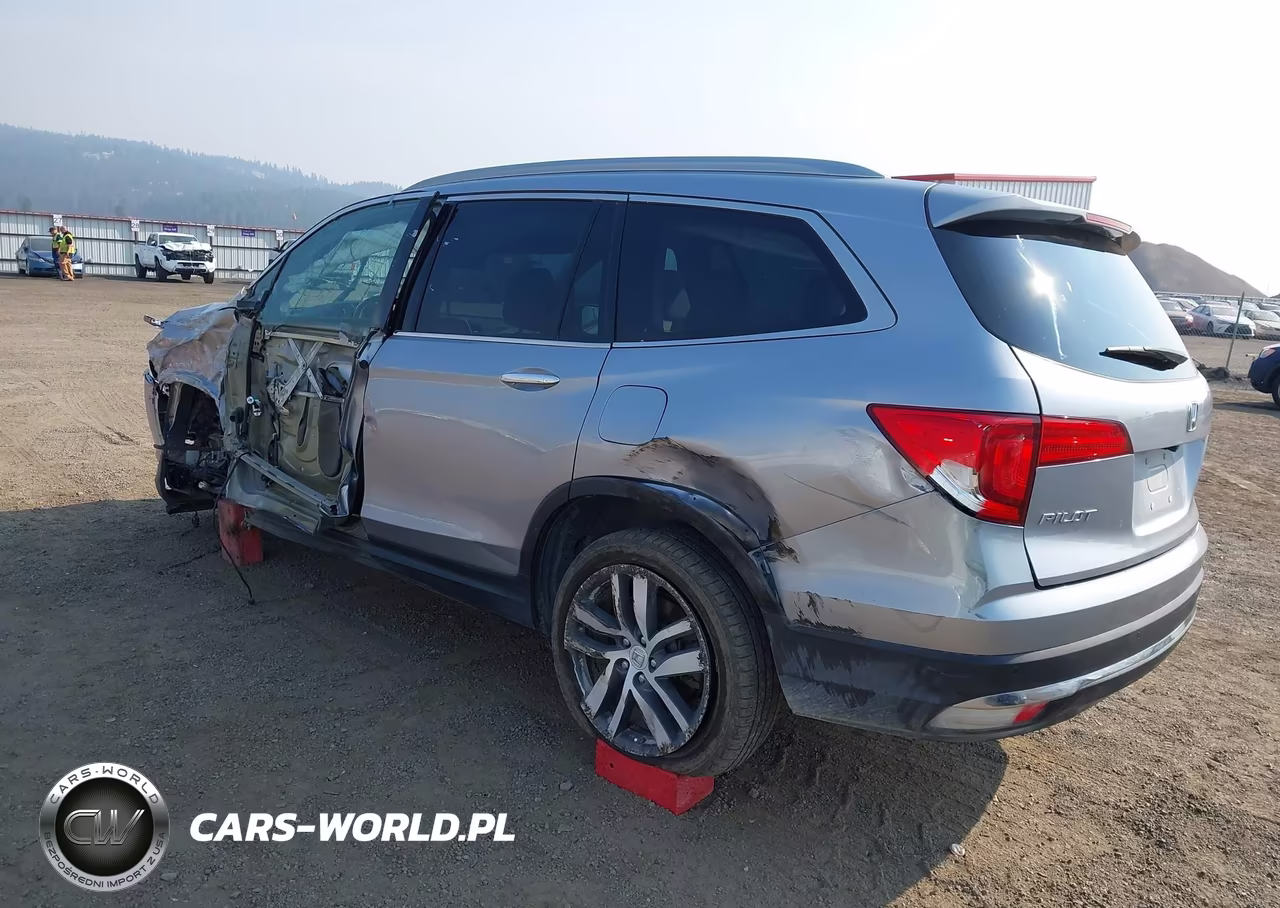2017 Honda Pilot Touring VIN:5FNYF6H98HB003460 - 3