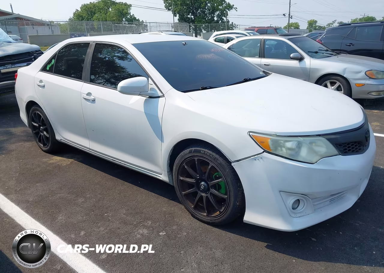 2013 Toyota Camry Le – zdjęcie 1 z 18