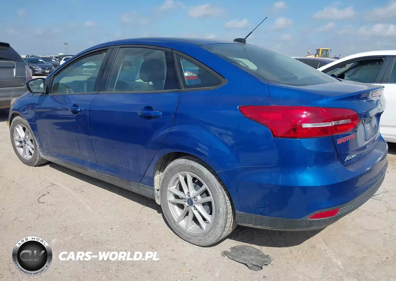 2018 Ford Focus Se VIN:1FADP3F24JL328857 - 3