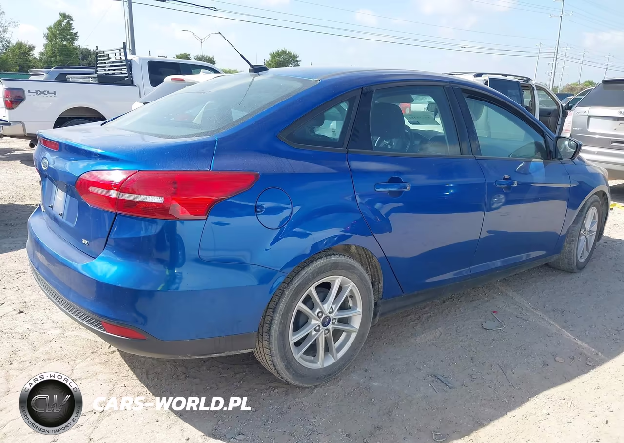 2018 Ford Focus Se VIN:1FADP3F24JL328857 - 4