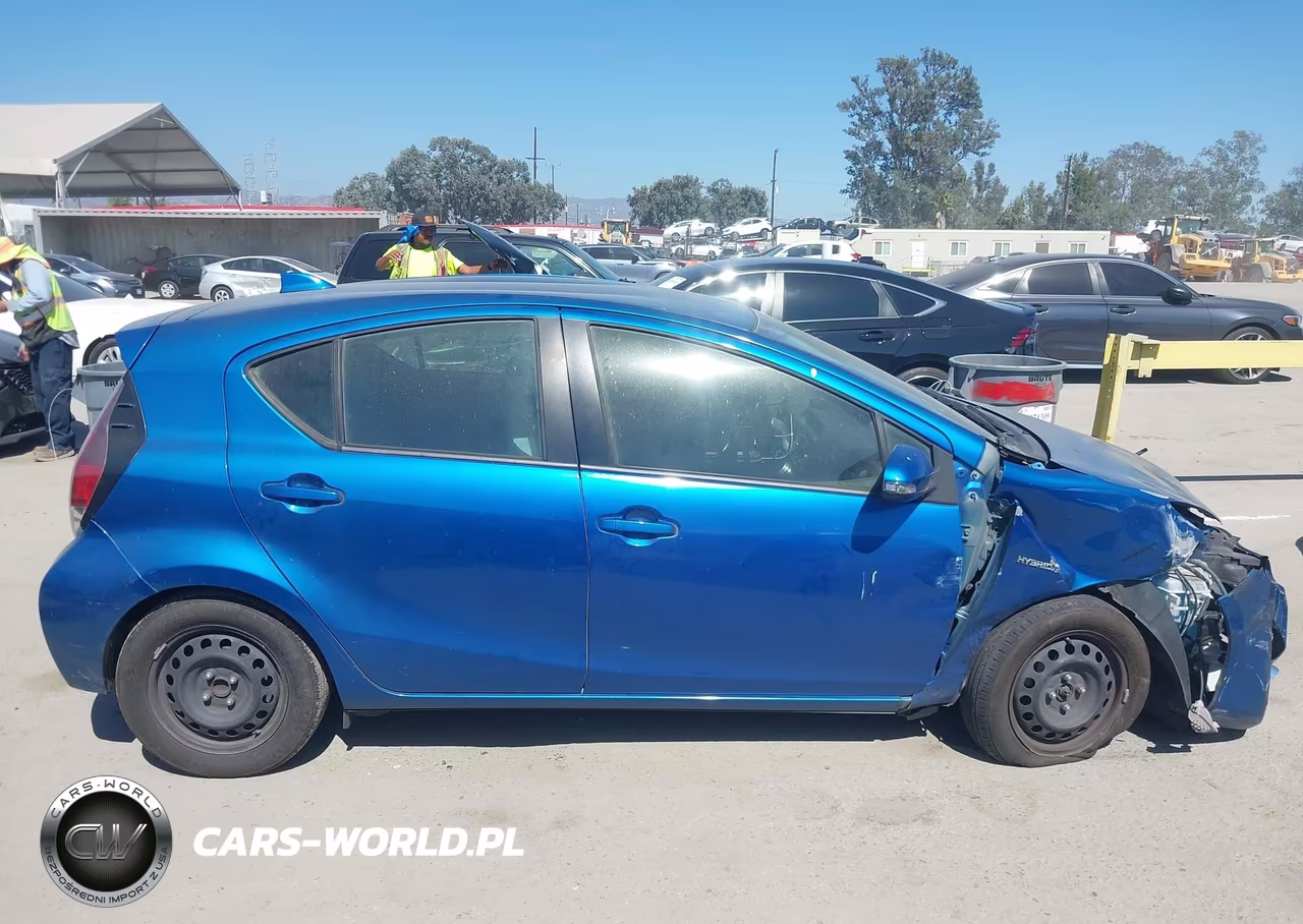 2015 Toyota Prius C One VIN:JTDKDTB30F1104013 - 13