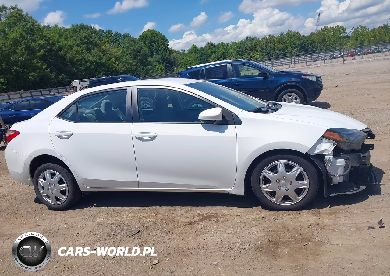 2018 Toyota Corolla Le VIN:5YFBURHE6JP811178 - 13