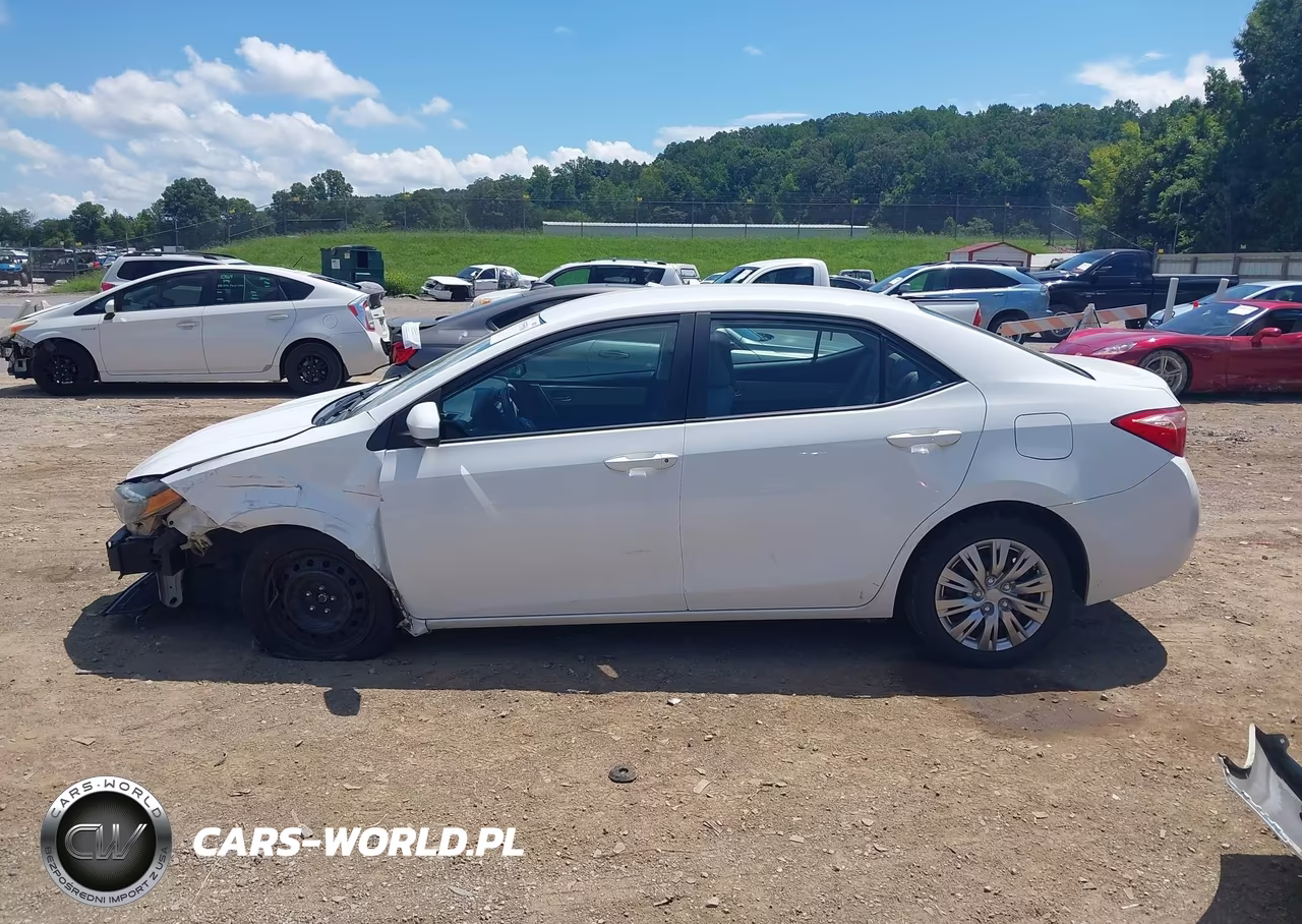 2018 Toyota Corolla Le VIN:5YFBURHE6JP811178 - 14