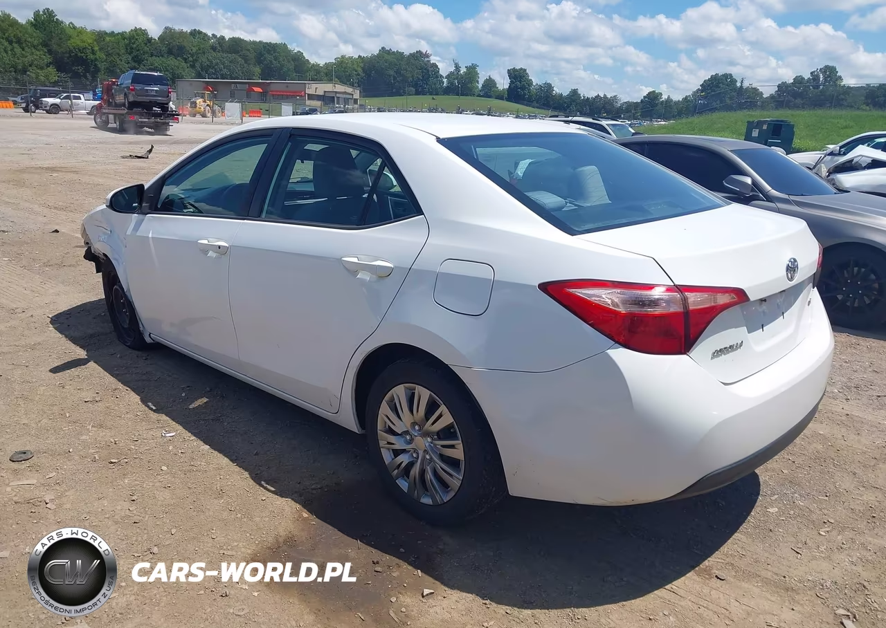 2018 Toyota Corolla Le VIN:5YFBURHE6JP811178 - 3