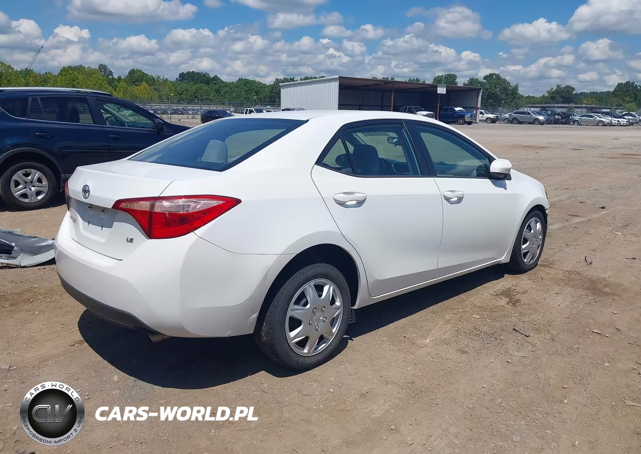 2018 Toyota Corolla Le VIN:5YFBURHE6JP811178 - 4