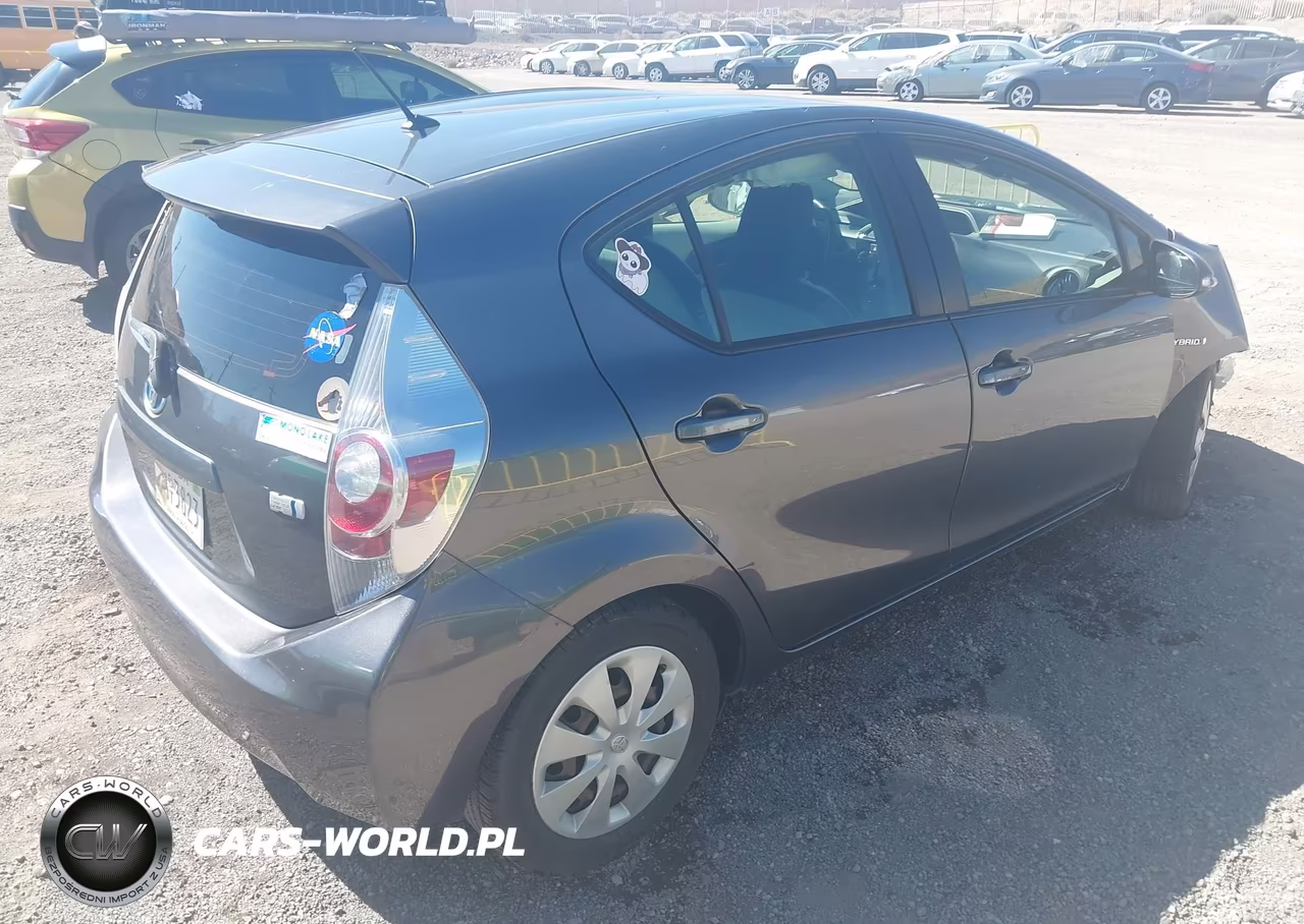 2014 Toyota Prius C One VIN:JTDKDTB39E1559201 - 4