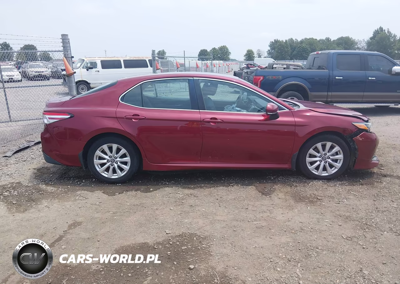 2018 Toyota Camry Le VIN:4T1B11HK0JU576114 - 13