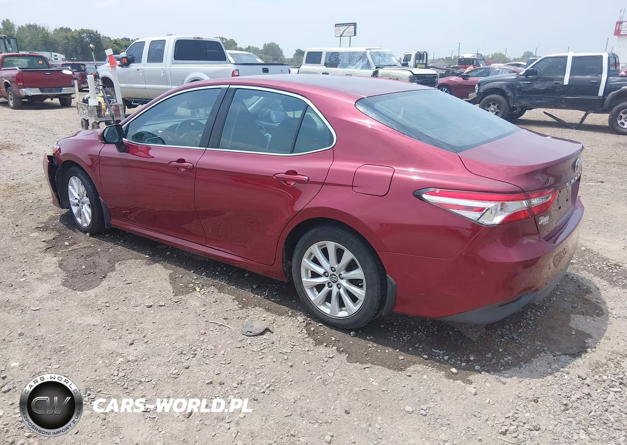 2018 Toyota Camry Le VIN:4T1B11HK0JU576114 - 3