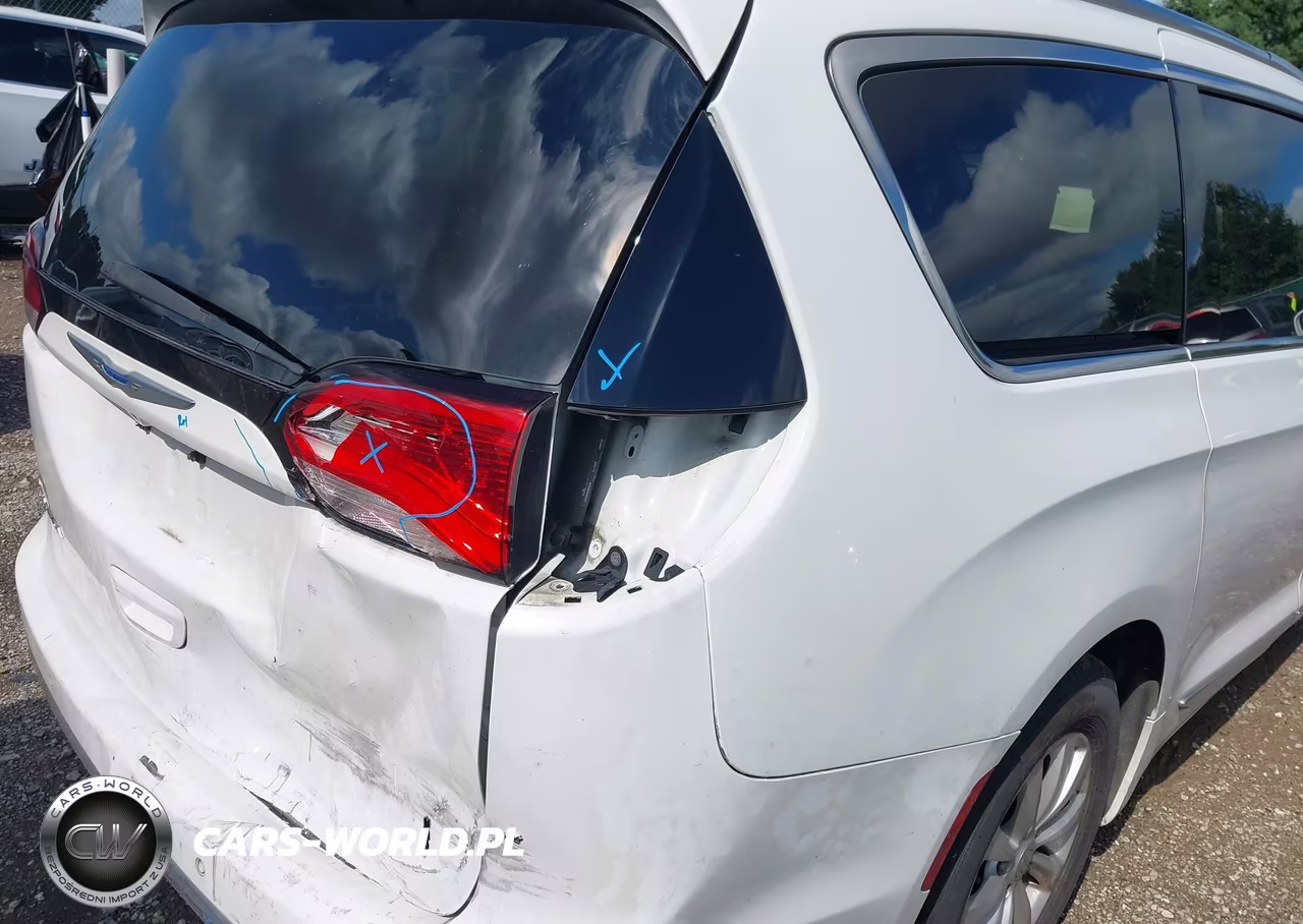 2018 Chrysler Pacifica Touring L Plus VIN:2C4RC1EGXJR295125 - 12