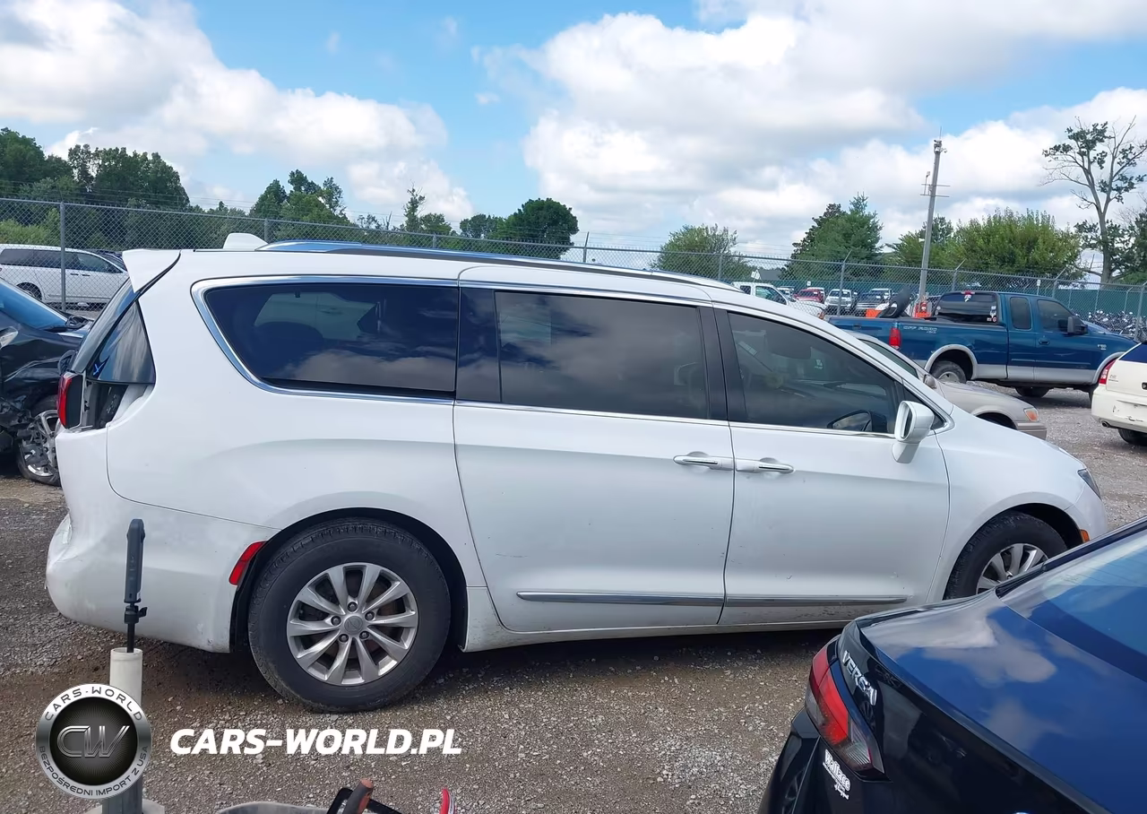2018 Chrysler Pacifica Touring L Plus VIN:2C4RC1EGXJR295125 - 14