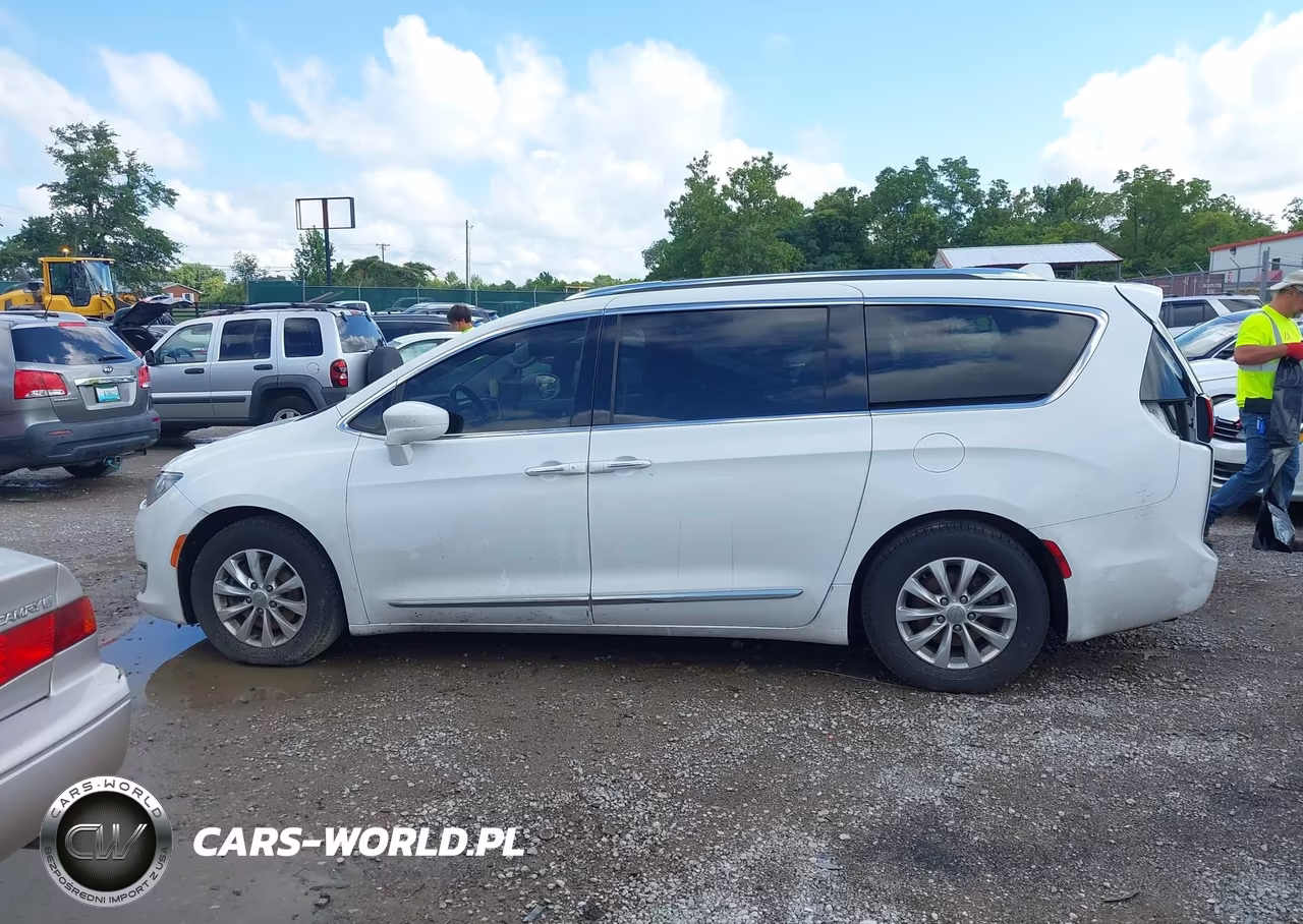 2018 Chrysler Pacifica Touring L Plus VIN:2C4RC1EGXJR295125 - 15