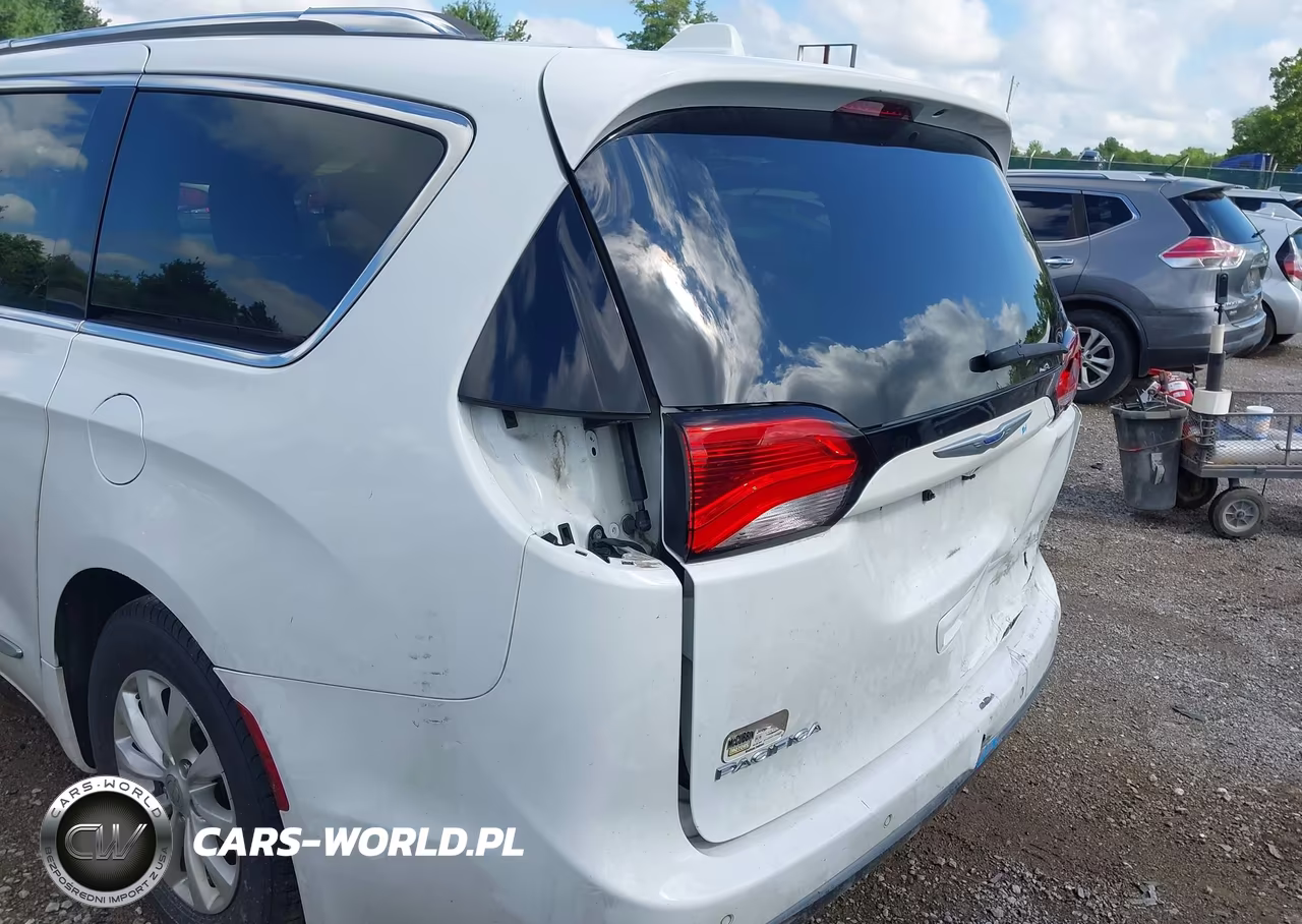 2018 Chrysler Pacifica Touring L Plus VIN:2C4RC1EGXJR295125 - 18