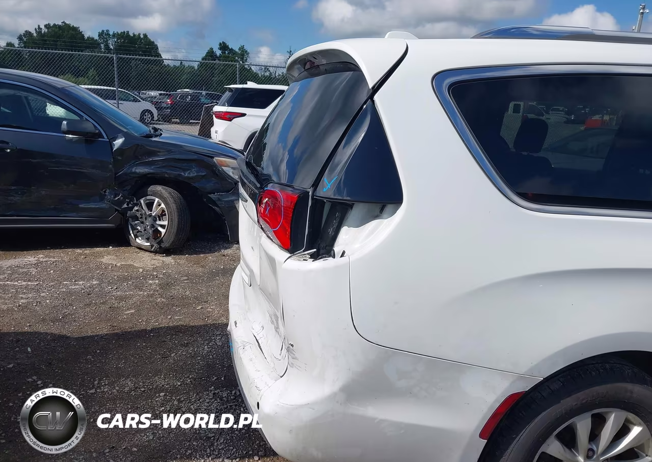 2018 Chrysler Pacifica Touring L Plus VIN:2C4RC1EGXJR295125 - 19