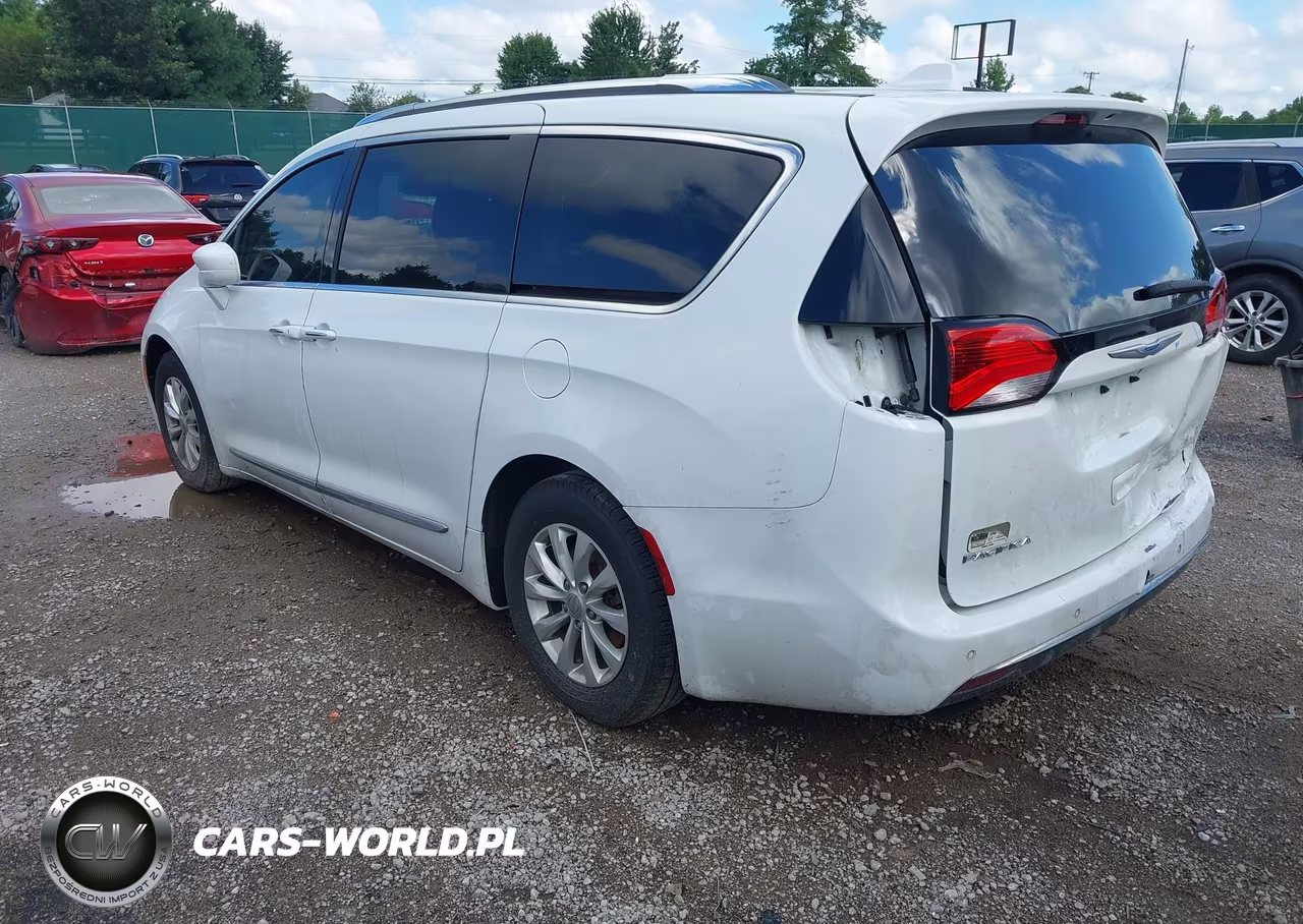 2018 Chrysler Pacifica Touring L Plus VIN:2C4RC1EGXJR295125 - 3
