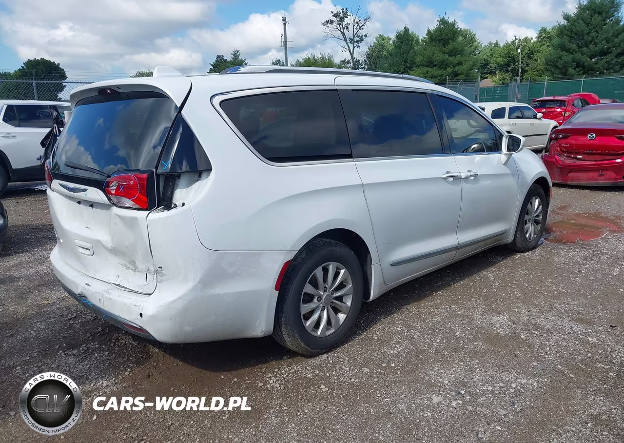 2018 Chrysler Pacifica Touring L Plus VIN:2C4RC1EGXJR295125 - 4