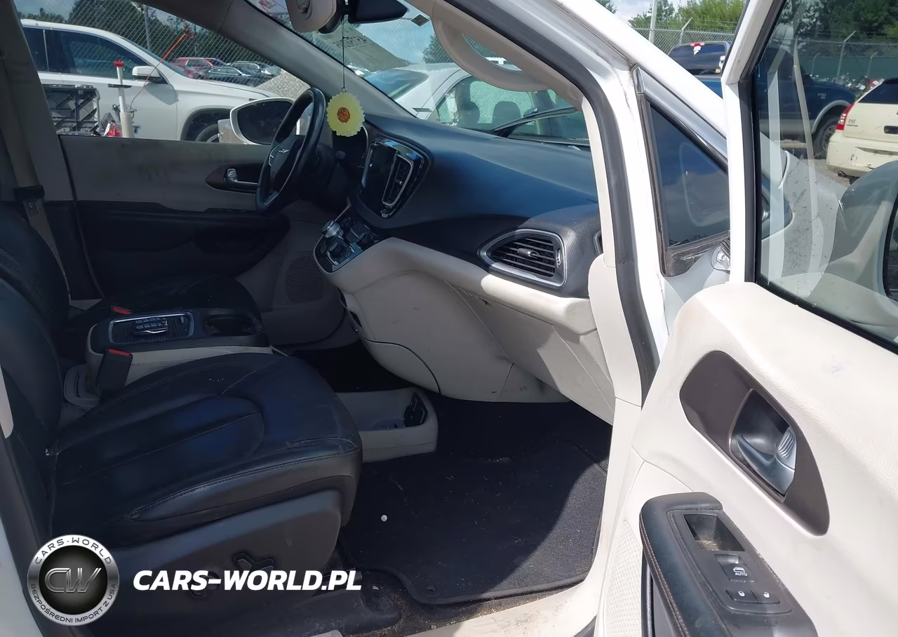 2018 Chrysler Pacifica Touring L Plus VIN:2C4RC1EGXJR295125 - 5